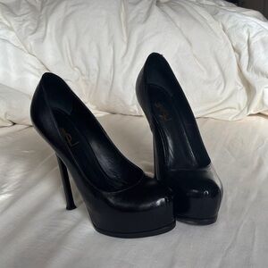 Yves Saint Laurent Classic Black pumps